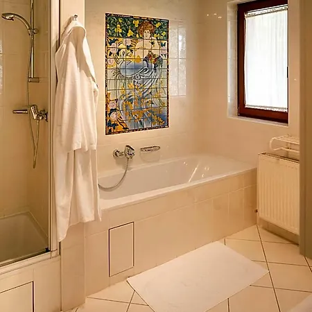 Zu Kuerenberg Bed & Breakfast 4*